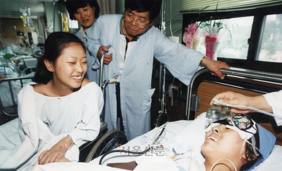 1995년 삼풍백화점 붕괴 참사에서 17일 만에 극적으로 구조된 박승현(오른쪽)씨가 침대에 누워 다른 생존자와 대화를 나누고 있는 모습.