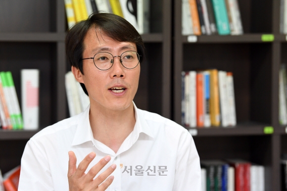 2001년 국내 최초로 양심적 병역거부를 공개 선언한 오태양씨가 서울신문과의 인터뷰에서 “대체복무를 징벌적 관점에서 접근하면 또 다른 문제를 낳을 것”이라고 말하고 있다. 도준석 기자