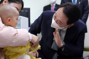 [서울포토] ‘환아 격려하는’ 윤석열 대통령