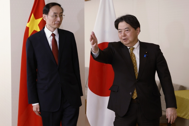 하야시 요시마사(오른쪽) 일본 외무상이 22일 일본 도쿄 외무성에서 쑨웨이둥(왼쪽) 중국 외교부 부부장을 접견하고 있다. 2023.2.22 AP 연합뉴스