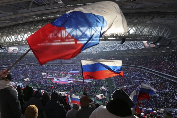Russia Putin ‘조국 수호자의 날’을 하루 앞둔 22일(현지시간) 모스크바 루즈니키 스타디움에서 열린 ‘조국 수호자에게 영광을’ 콘서트에서 수만 군중이 러시아 국기를 흔들고 있다. 2023.2.22 AP 연합뉴스