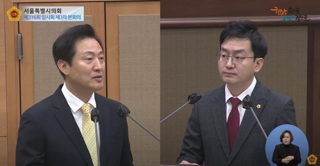 지난 22일 열린 제316회 임시회에서 시정질문을 하는 이상욱 의원(오른쪽)