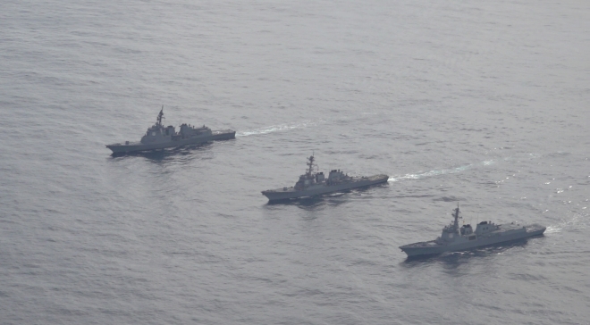 한·미·일이 22일 동해의 공해상에서 해상 미사일 방어훈련을 실시하고 있다. 사진은 왼쪽부터 일 아타고함, 미 배리함, 한 세종대왕함 모습. 2023.2.22 합동참모본부