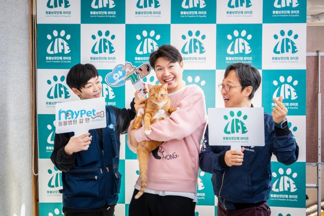 왼쪽부터 임장미 마이펫플러스 대표, 개그맨 박수홍, 심인섭 동물보호단체 라이프 대표. 마이펫플러스 제공