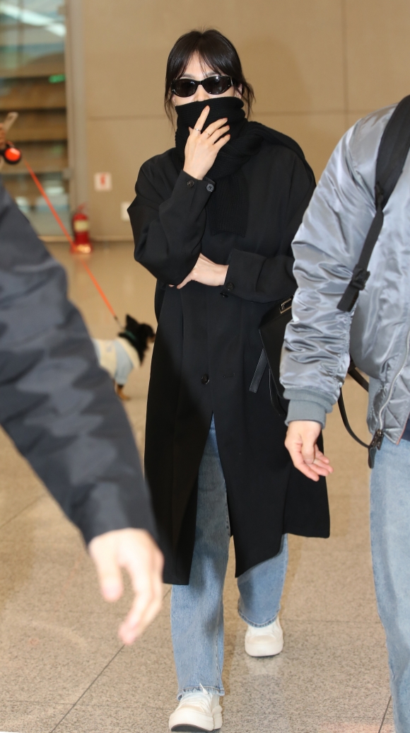송혜교, 공항 패션은 청바지에 블랙 코트
