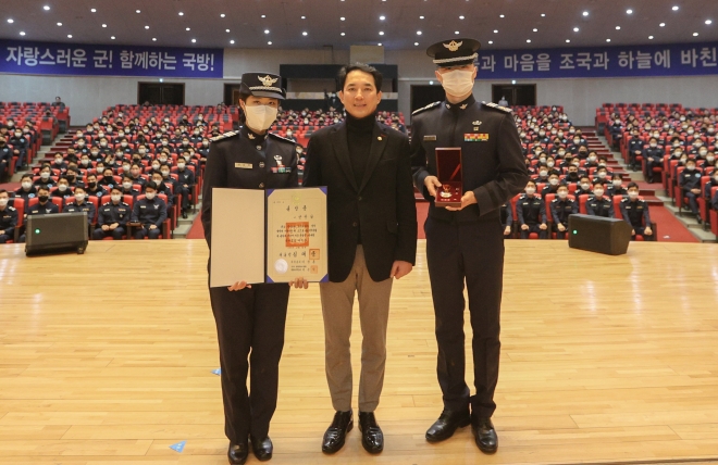 박민식(가운데) 국가보훈처장이 23일 충북 청주 공군사관학교에서 하사관 생도대표에게 독립운동가 안창남 지사의 건국훈장을 전수하고 있다. 국가보훈처 제공