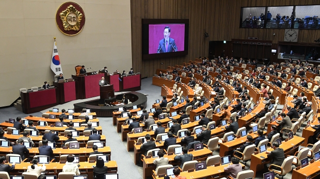 1987년 대통령 직선제를 도입하며 한국은 민주주의를 향한 첫 번째 과제를 잘 마무리했다는 국제적 평가를 얻었다. 이 성공의 경험은 이후 지방자치단체장, 교육감 등 여러 직역에서의 직선제 도입으로 이어졌다. 그러나 정작 대통령 직선제 성공은 ‘제왕적 대통령제’의 부작용을 노출했으며, 반작용으로 정당 민주주의 발전이 때때로 지체되는 결과로 이어졌다. 정당이 정치의 주인공이 되는 원내 교섭단체 연설마저 대통령 비호 대 반대 노선으로 흐르기 일쑤다. 사진은 지난 14일 국회 본회의에서 주호영 국민의힘 원내대표가 교섭단체 연설을 하는 모습. 서울신문 DB