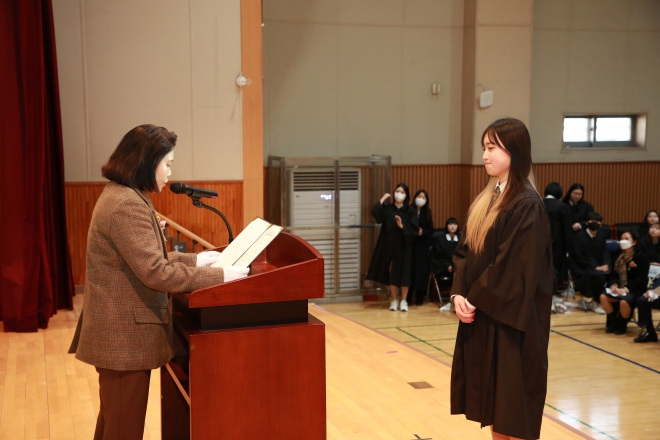 서울컨벤션고등학교 졸업식에 참석해 의장표창을 수여하는 박춘선 의원