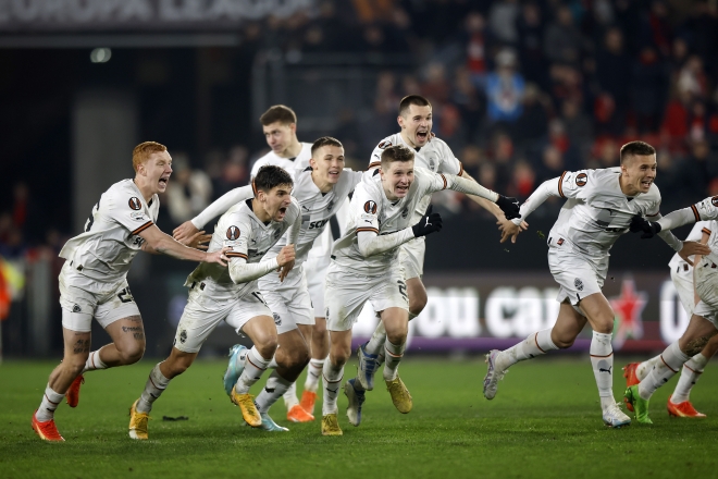 샤흐타르 도네츠크 선수들이 24일 프랑스 렌에서 펼쳐진 유럽축구연맹(UEFA) 유로파리그  플레이오프 라운드 2차전 승부차기에서 자신들의 마지막 키커가 골을 성공시켜 16강을 확정하자 환호하며 그라운드를 내달리고 있다. [EPA 연합뉴스]