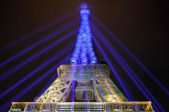 “우크라이나와 연대할게요” 파랑과 노랑으로 물든 에펠탑