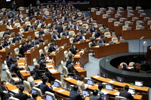 與 추천 진실화해위원 野 반대로 부결…본회의 파행