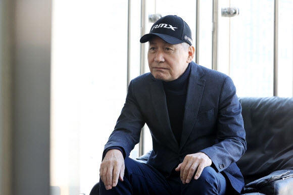 질문 듣는 배우 안성기