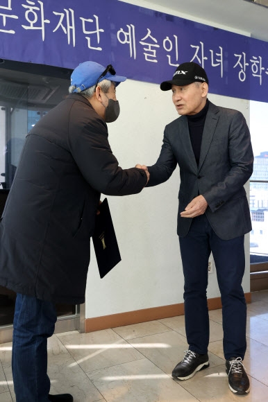 장학증서 수여하는 안성기