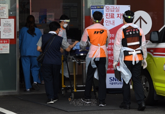 서울대병원 응급진료센터에서 환자가 구급차에서 응급실로 옮겨지고 있다. 서울신문 DB