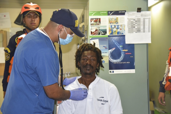 지난달 16일(현지시간) 콜롬비아 해군에 구조된 직후 건강 검진을 받고 있는 도미니카선원 엘비스 프랑수아.  콜롬비아 해군 공보실 제공 AP 자료사진
