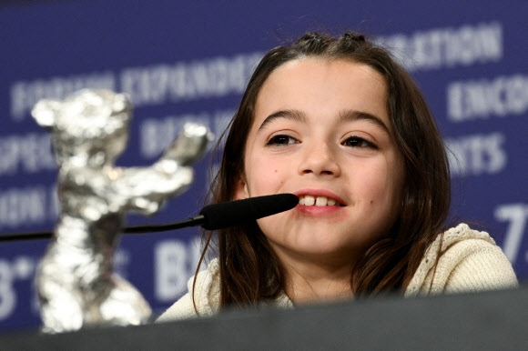 제73회 베를린국제영화제 주연상인 은곰상을 수상한 스페인의 8세 아역 배우 소피아 오테로. 베를린 로이터 연합뉴스