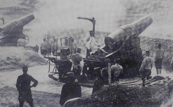 1904년 러일전쟁 당시 중국 여순을 공격했던 일본군이 대포 시험발사를 위해 거리조준을 하는 모습. 연합뉴스