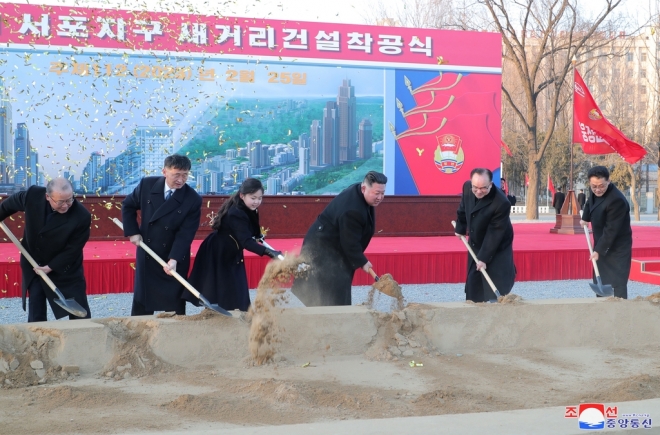 김정은 북한 국무위원장은 25일 딸 김주애와 함께 평양 서포지구 새 거리 건설 착공식에 참석했다고 조선중앙통신이 26일 보도했다. 조선중앙통신 연합뉴스