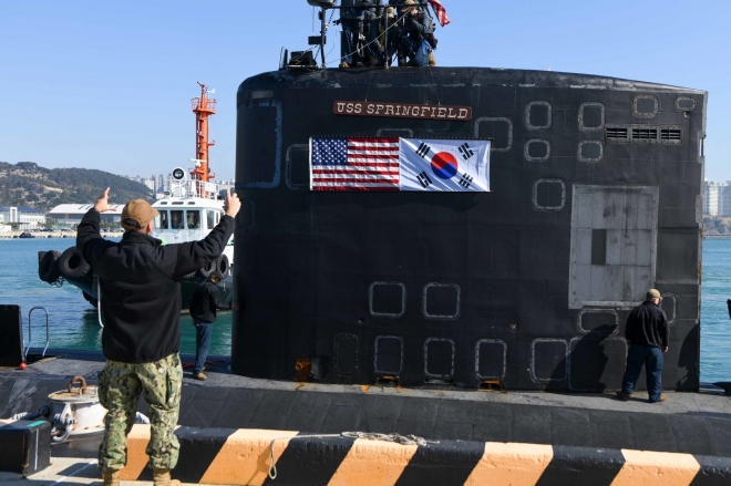 美 핵잠수함에 나란히 내걸린 한미 국기
