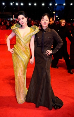 Chinese actress Fan Bingbing (L) and South Korean actress Joo-Young Lee pose on the red carpet poses as they arrive to attend the award ceremony of the 73rd Berlin International Film Festival Berlinale in Berlin, on February 25, 2023. AFP 연합뉴스