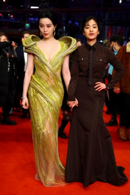 Actors Fan Bingbing and Lee Joo Young arrive to the awards ceremony at the 73rd Berlinale International Film Festival in Berlin, Germany, February 25, 2023. REUTERS 연합뉴스