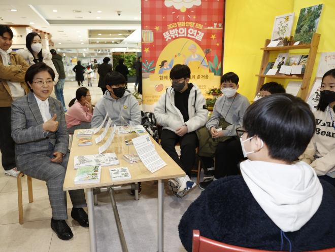 김미경(왼쪽 첫 번째) 서울 은평구청장이 지난 20일 은평구청 1층 로비에서 열린 ‘뜻밖의 연결 은평 문화’ 전시회에서 동화책을 쓴 불광초 아이들에게 응원을 전하고 있다. 은평구 제공