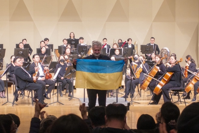 유리 얀코가 우크라이나 국기를 들고 울고 있다. 류재민 기자
