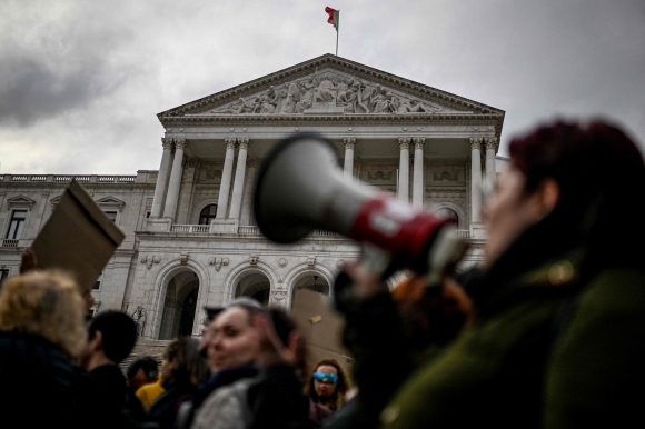 포르투갈의 높은 주거비와 생활비에 항의하는 시위대가 25일(현지시간) 리스본의 의회 앞에서 시위를 벌이고 있다. 리스본 AFP 연합뉴스