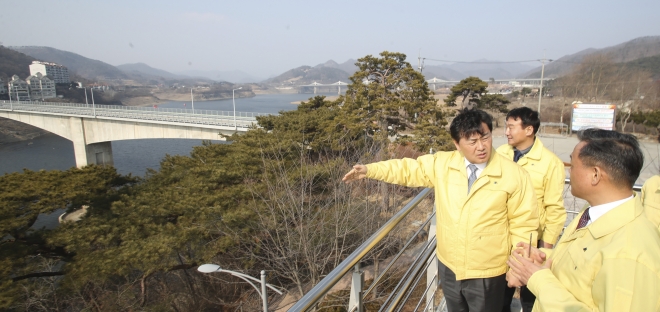 김관영 전북지사가 가뭄이 심각한 섬진강댐을 방문해 농업용수 확보 대책을 점검했다.