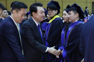윤 대통령 연세대 졸업식 축사 “기득권 카르텔 깨는 혁신, 리더로서 동참을”