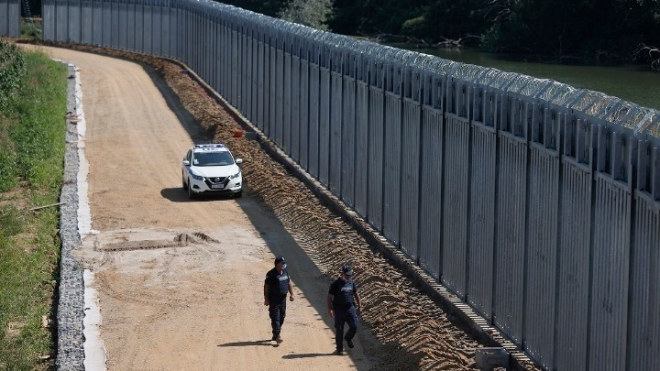그리스와 튀르키예 국경 사이에 설치된 불법이민 방지 장벽. 트위터 캡처