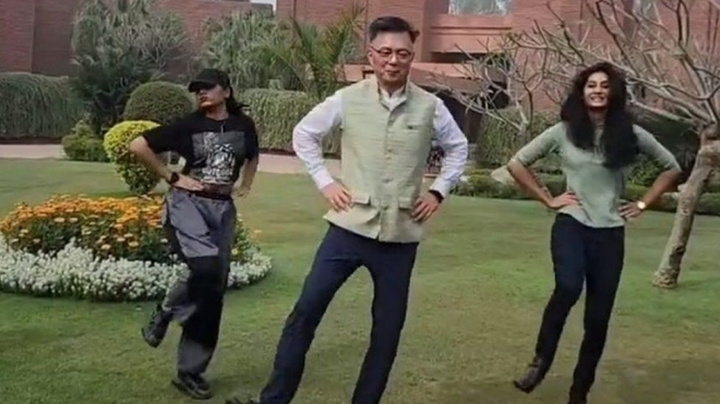 장재복(가운데) 주인도 대사와 대사관의 인도인 직원들이 ‘나아뚜 나아뚜’ 노래에 맞춰 춤을 추고 있다. 주인도 한국대사관 동영상 캡처