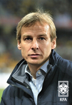 2004년 독일 대표팀을 이끌고 부산을 찾아 한국 대표팀과 경기를 치른 위르겐 클린스만 감독.  대한축구협회 제공