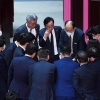 ‘무’냐 ‘부’냐 75분 입씨름… 민주당 31~38명 이탈, 李 리더십 치명타