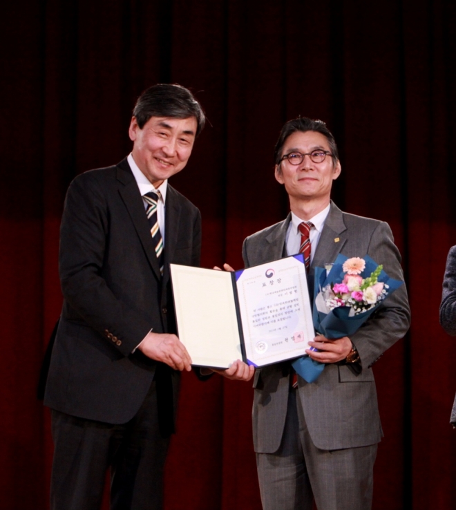 ▲ 이종걸 민화협 대표상임의장(사진 왼쪽)과 수상자인 이범헌 한국예총 회장