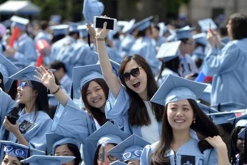미국의 한 대학 졸업식장의 중국인 유학생들. 신화통신 캡처. 재배포 및 DB 금지