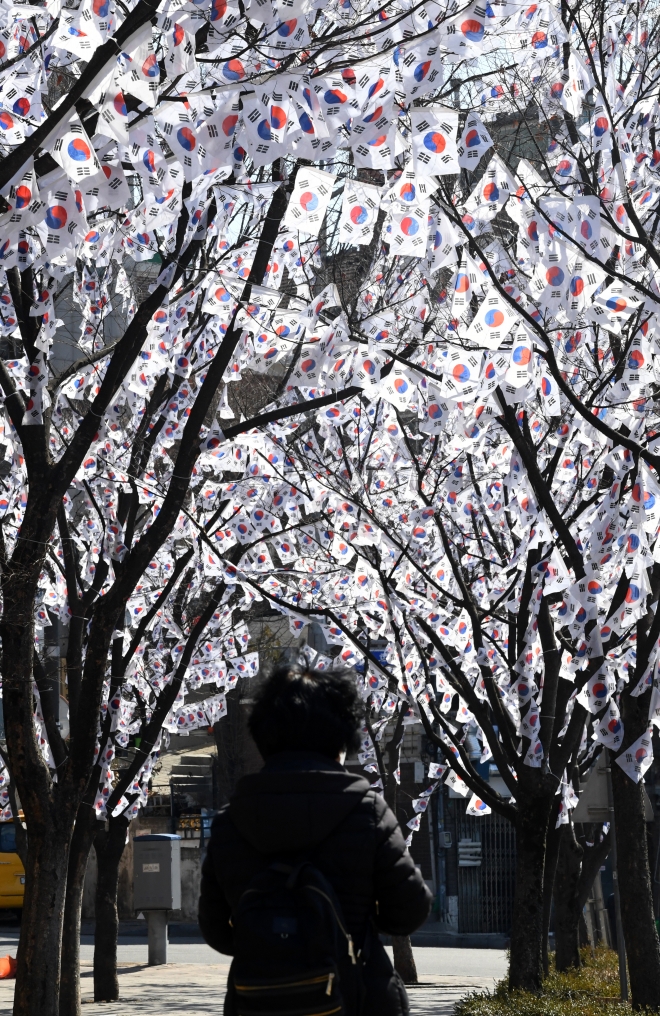제104주년 3.1절을 앞둔 26일 서울 용산구 효창공원 앞에 마련된 태극기 거리에서 시민들이 산책을 하고 있다. 2023.2.26 도준석 기자