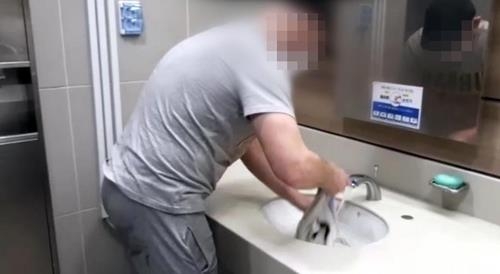 인천공항 화장실에서 빨래하는 러시아인. 공익법센터 어필 제공
