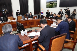 관세청, 민간 대북 단체 아태협서 북한그림 100여 점 압수…“밀반입 가능성”