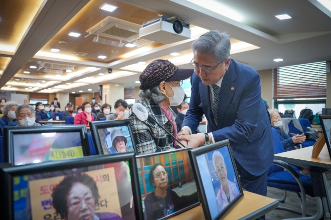 박진 장관, 강제징용 피해자·유족 면담