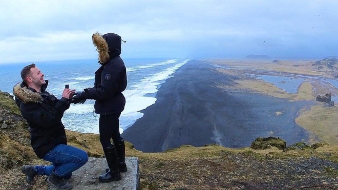아이슬란드에서 결혼 프로퍼즈를 하는 애덤 그로브스와 재스민 맵. 그로브스 제공