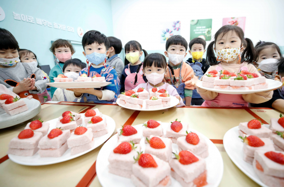 광주 북구 남도향토음식박물관 쿠킹룸에서 열린 어린이 전통음식체험 프로그램에 참가한 국제영제 어린이집 원아들이 딸기를 이용한 설기를 만들고 있다. 광주 북구 제공