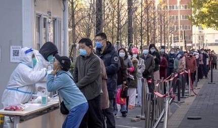 중국의 ‘제로 코로나’ 기조가 절정을 이뤘던 지난해 11월 베이징 시민들이 유전자증폭(PCR) 검사를 받고 있다. 서울신문 DB