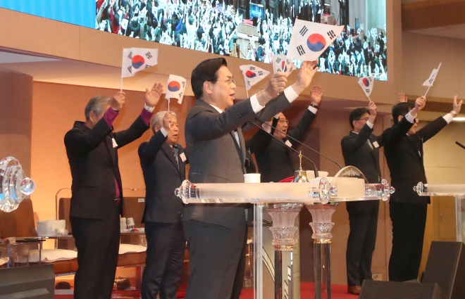 한교총 목사들이 1일 서울 영등포구 여의도순복음교회에서 열린 ‘3·1운동 104주년 한국교회 기념예배’에서 태극기를 흔들고 있다. 한교총 제공