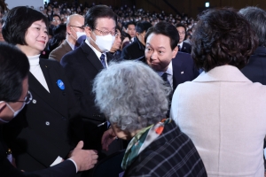 윤 대통령 부부 유관순기념관 3·1절기념식 참석… 尹, 이재명과 말없이 악수
