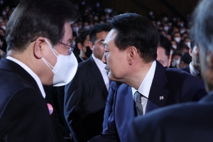 이재명 마주친 尹, 대화 없이 악수만