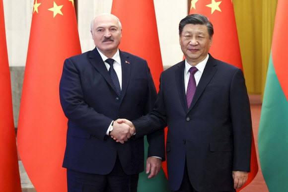 시진핑(오른쪽) 중국 국가주석과 알렉산드르 루카셴코 벨라루스 대통령이 1일 중국 베이징 인민대회당에서 열린 정상회담에 앞서 악수를 나누고 있다. 베이징 타스 연합뉴스