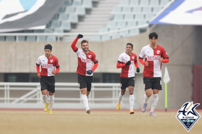 프로축구 부산 아이파크의 라마스(왼쪽 두 번째)가 1일 충남 천안종합운동장에서 열린 2023 K리그2 개막 라운드 천안시티FC와의 경기에서 선제골을 넣은 뒤 환호하고 있다. 한국프로축구연맹 제공