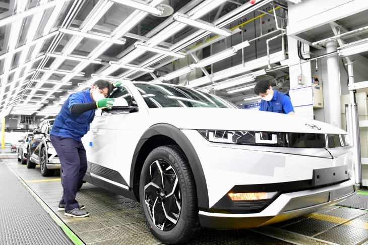 현대자동차 직원들이 울산공장 아이오닉5 생산라인에서 차량을 살펴보고 있다. 현대차 제공