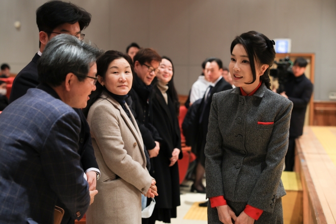 김건희(오른쪽) 여사가 2일 서울 종로구 서울맹학교 입학식에 참석해 교사들과 인사를 나누고 있다. 연합뉴스